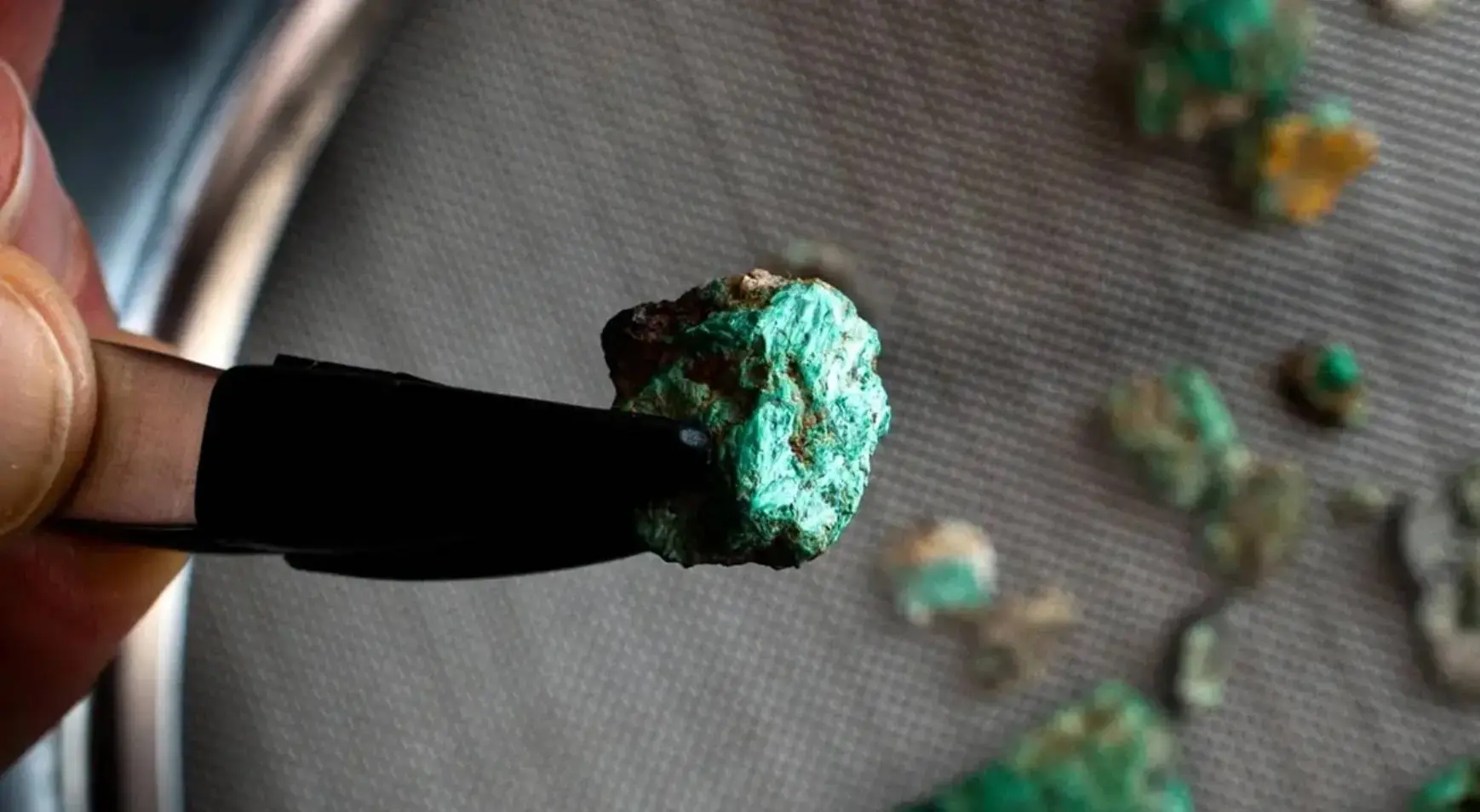 Mağarada çocuğa ait diş ve yeşil mineraller bulundu! Dağların tepesinde binlerce yıllık sır