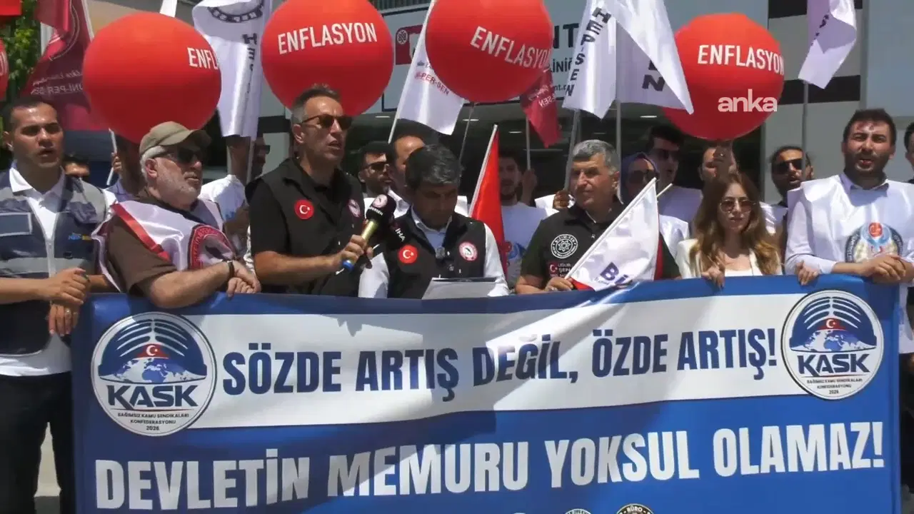 ÜNİPERSEN ve KASK'tan TÜİK önünde açıklama: 'Kamu çalışanı enflasyona değil, refaha ortak olmalıdır'