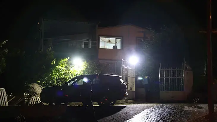 Husumet kanlı saldırıya dönüştü! Evi kurşun yağmuruna tutular: 4 yaralı