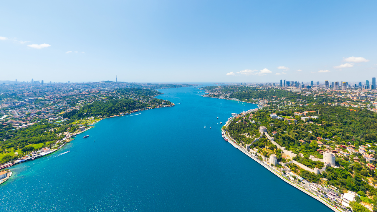 İstanbul Boğazı'nda gemi trafiği askıya alındı