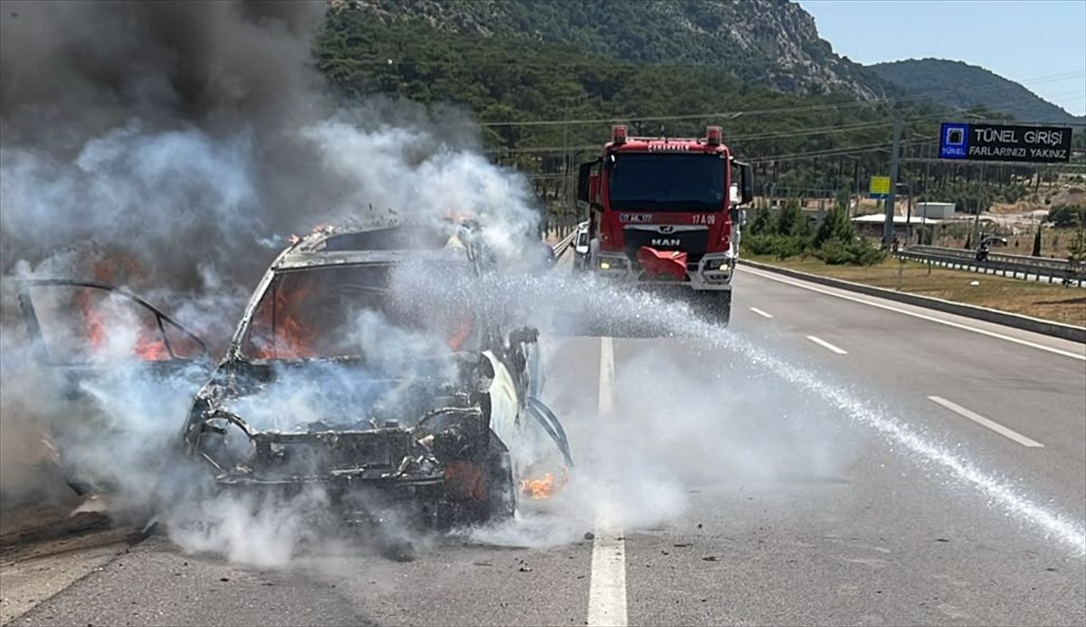 Ayvacık'ta otomobilde çıkan yangın söndürüldü