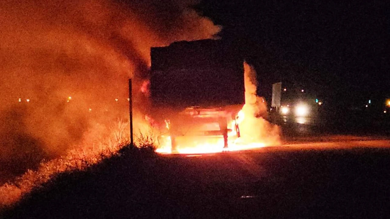 Bitlis Adilcevaz'da bulgur yüklü tırda yangın çıktı