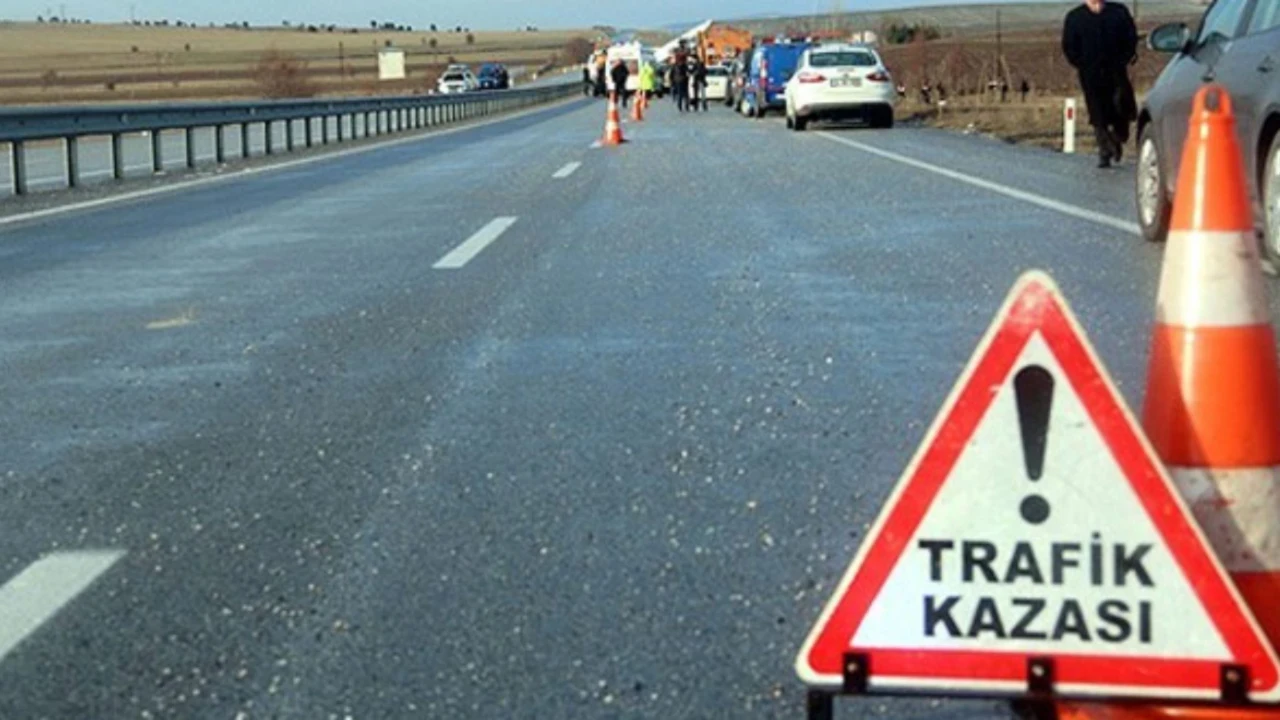 Alanya'da motosiklet park halindeki otomobile çarptı: 2 yaralı