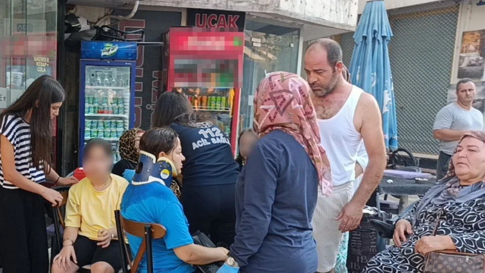 Manavgat'ta motosiklet yayalara çarptı: 3 yaralı