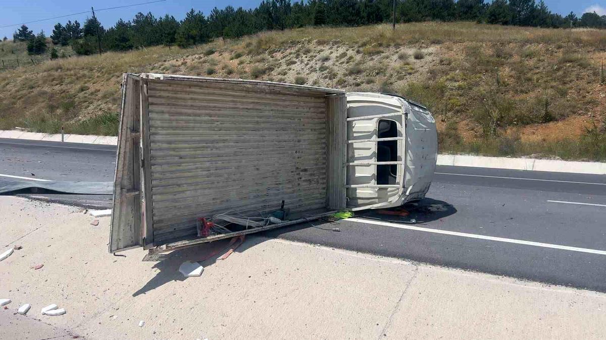 Tuğla yüklü kamyonet devrildi: 4 yaralı