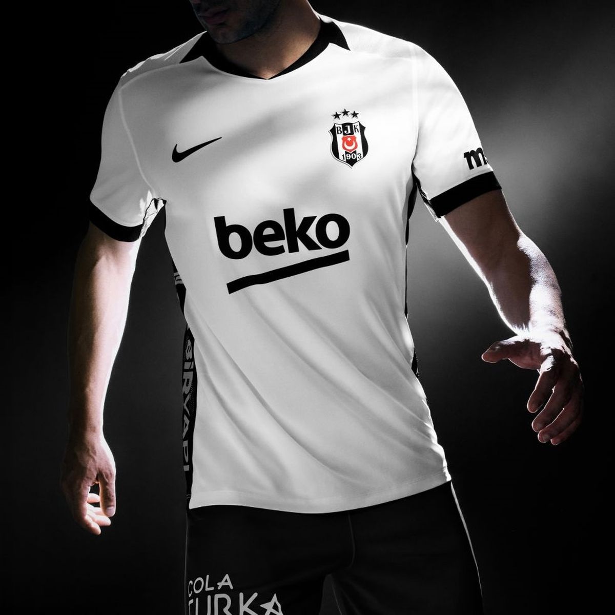 Beşiktaş'tan yeni sezon formalarına görkemli tanıtım / Metin ve fotoğraf eklendi