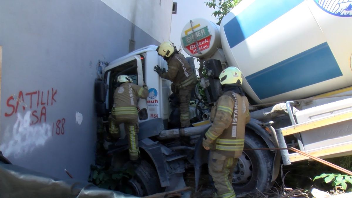 Ümraniye'de beton mikseri 3 katlı binaya çarptı