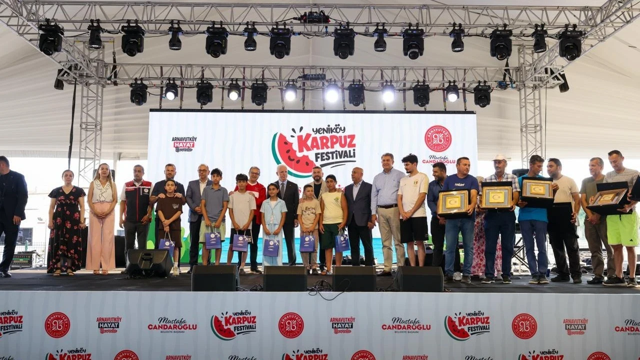 Arnavutköy’de karpuz festivali coşkusu! Karaburun Sahili’nde 10 ton karpuz ikram edildi