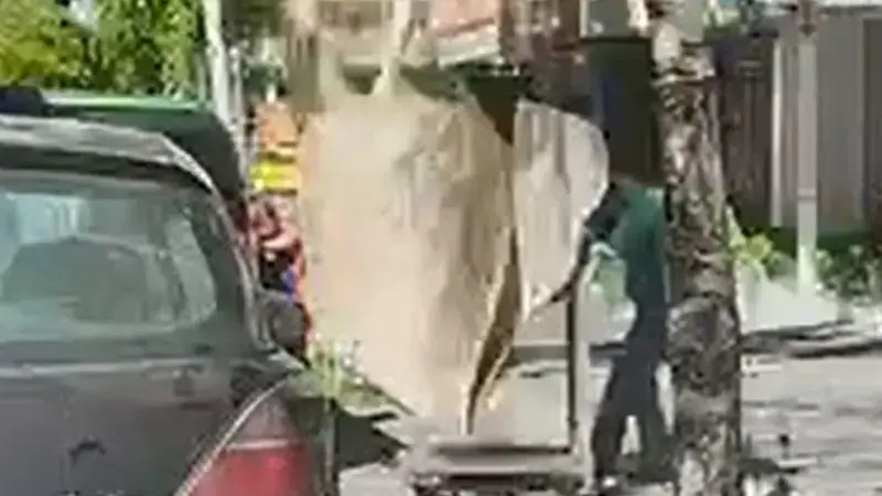 7'nci kattan düşen halı, mağaza çalışanının başına isabet etti