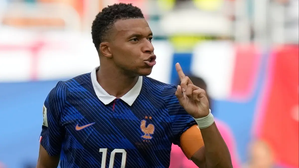 Kylian Mbappe, Lionel Messi'yi solladı