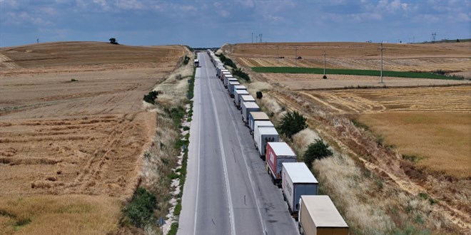 Hamzabeyli Sınır Kapısı'nda 23 kilometrelik tır kuyruğu