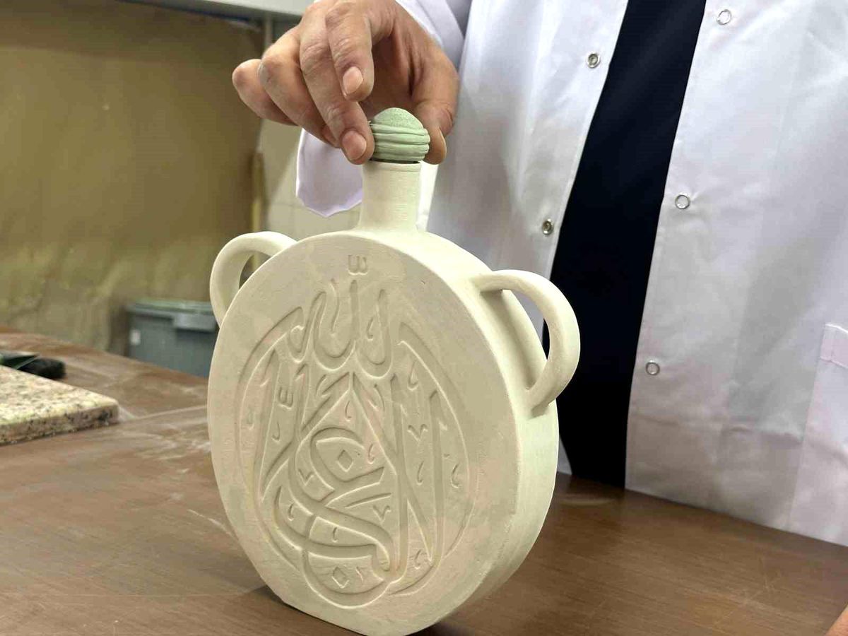 El ile şekillendirilen seramiğin fırından çıkıp son halini alması 1 hafta sürüyor