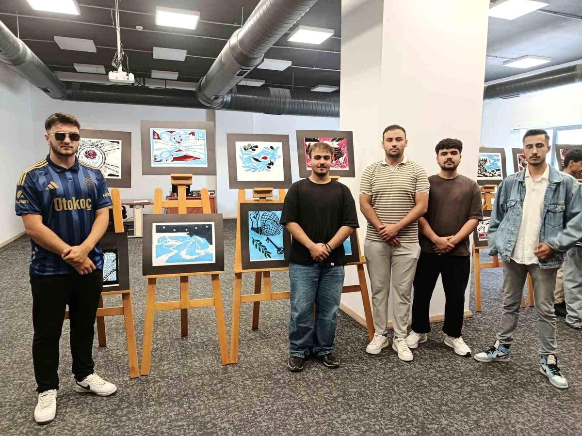 Çorum'da öğrencilerin eserleri sanatseverlerle buluştu