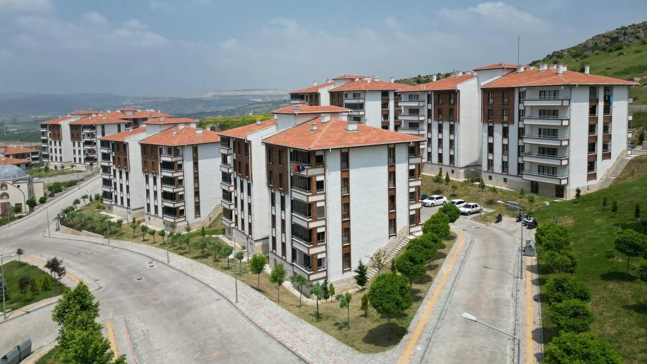 Kirada yaşayan emekliler dikkat! Sıfır faizli TOKİ formülü Meclis’te! MHP, teklifi sundu