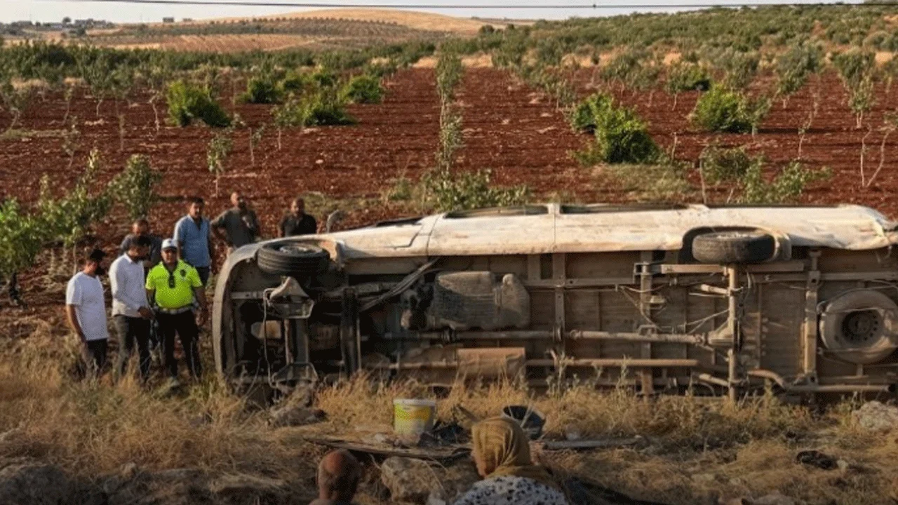 Şanlıurfa'da facianın eşiğinden dönüldü! İşçileri taşıyan minibüs devrildi!