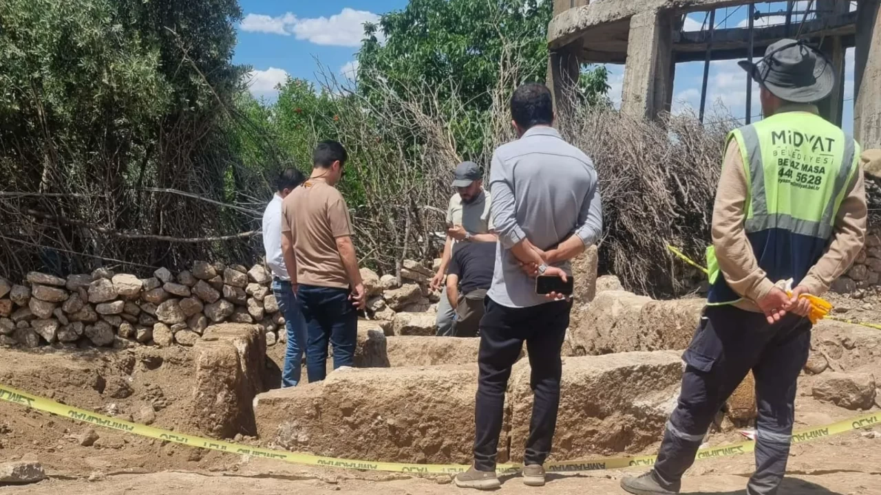 Mardin'de peyzaj çalışmaları sırasında büyük keşif! Tarihi kitabeler bulundu