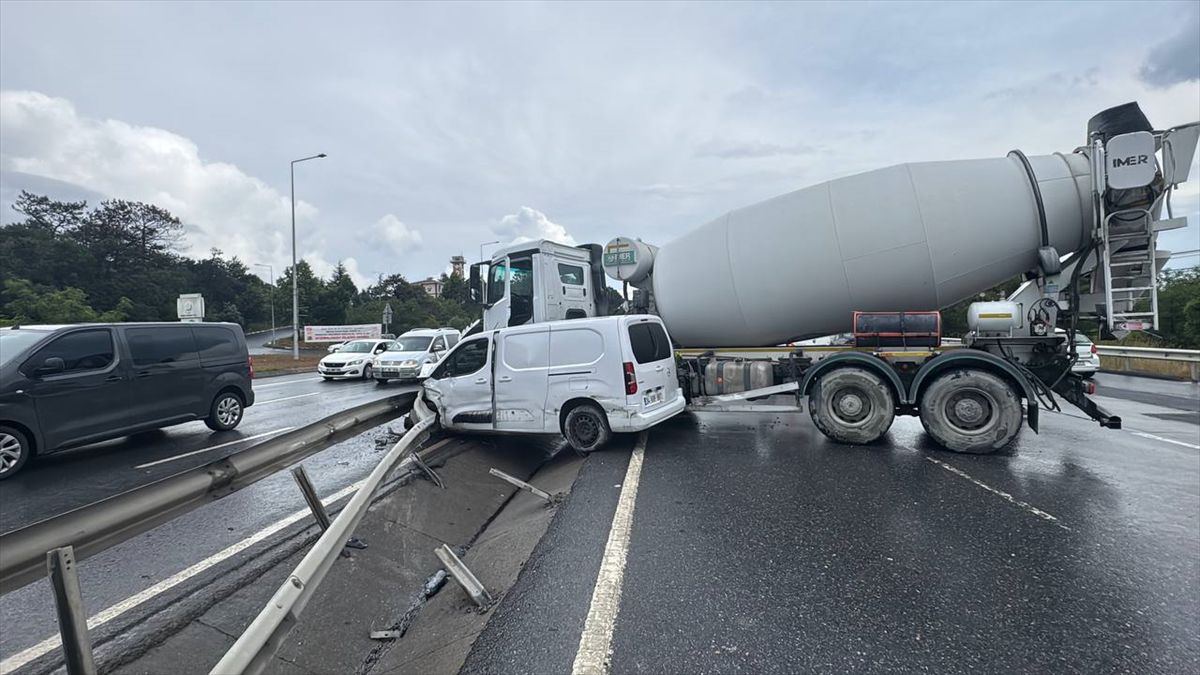 Arnavutköy'de beton mikseriyle hafif ticari aracın çarpıştığı kazada 2 kişi yaralandı