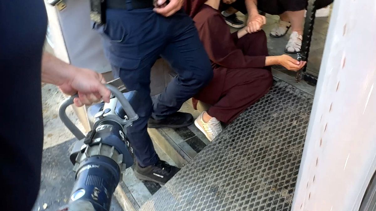 Avcılar'da Rehabilitasyon Merkezine Giden Kadın Demir Kapıda Sıkıştı
