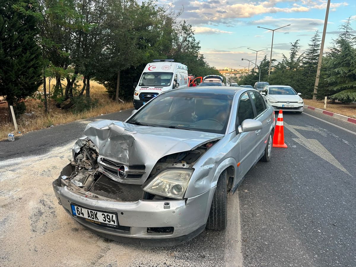 Uşak'ta tıra çarpan otomobildeki 4 kişi yaralandı