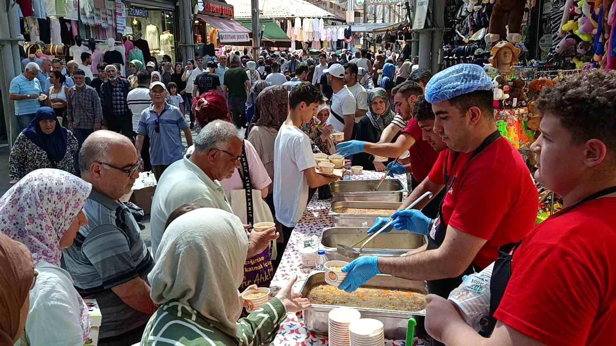 Bursa'da 30 yıllık gelenek...Tuzpazarı esnafı 5 bin kişiye aşure ikram etti