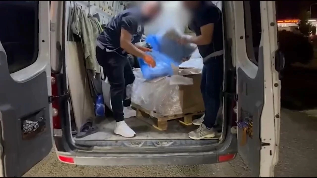 Tuzla'da iki araca operasyon: 27,5 kilo uyuşturucu ele geçirildi