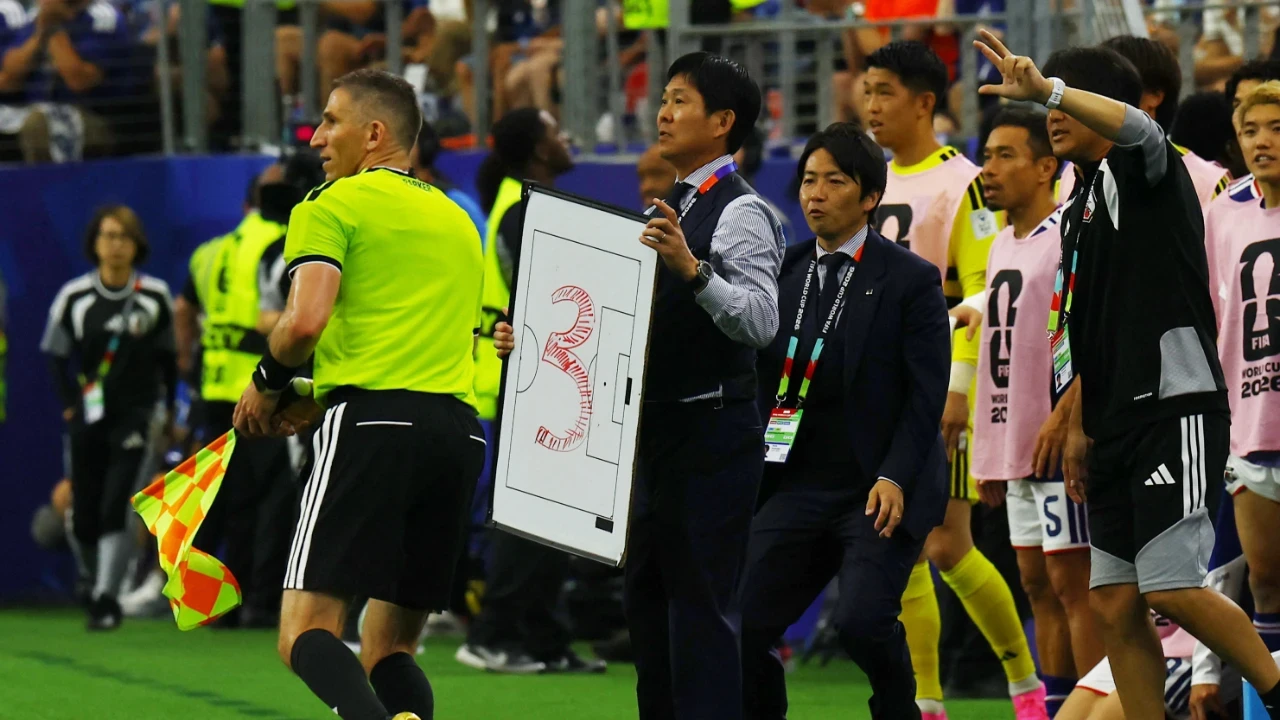 Japonya'nın teknik direktöründen eski usul taktik: Tahtayı kaldırdı, gol geldi