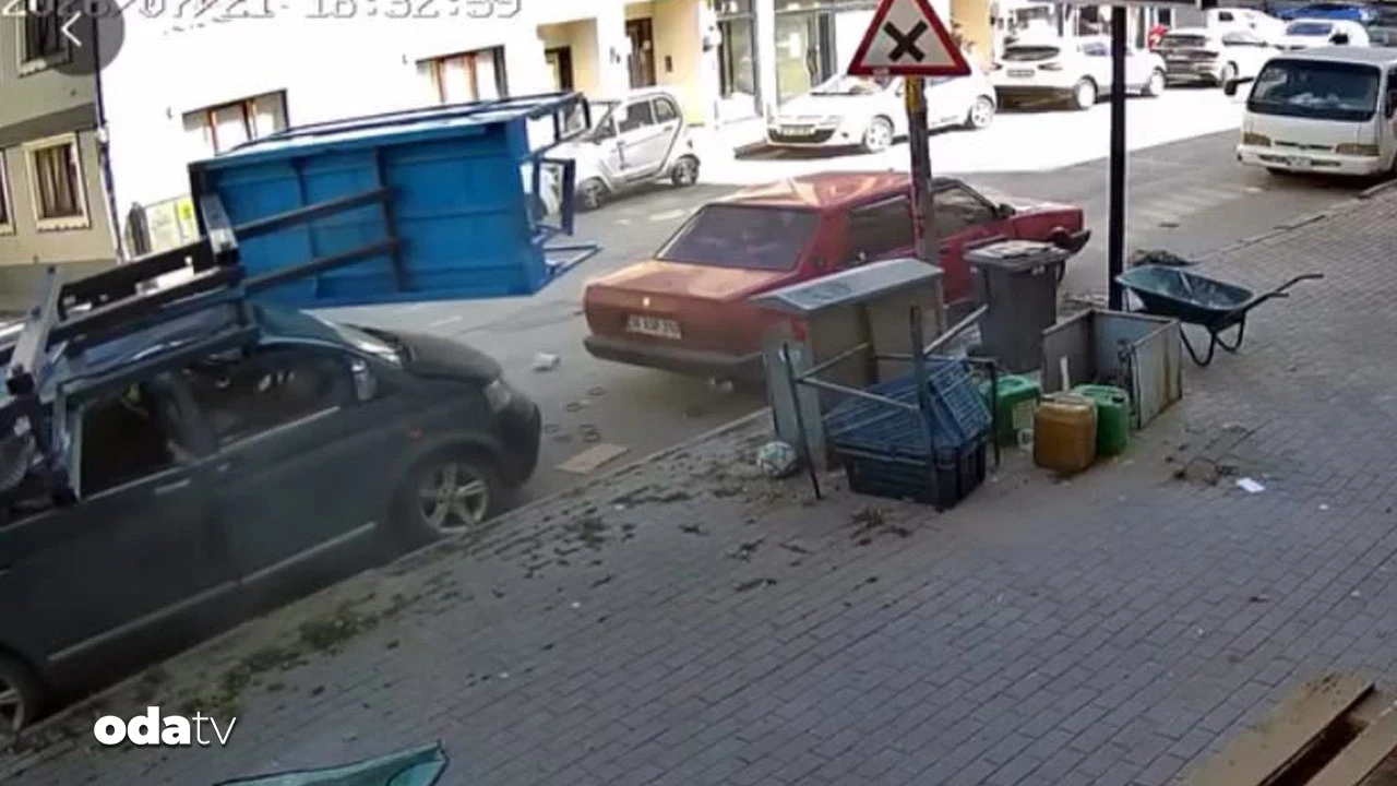 Yük asansörü minibüsün üzerine böyle devrildi