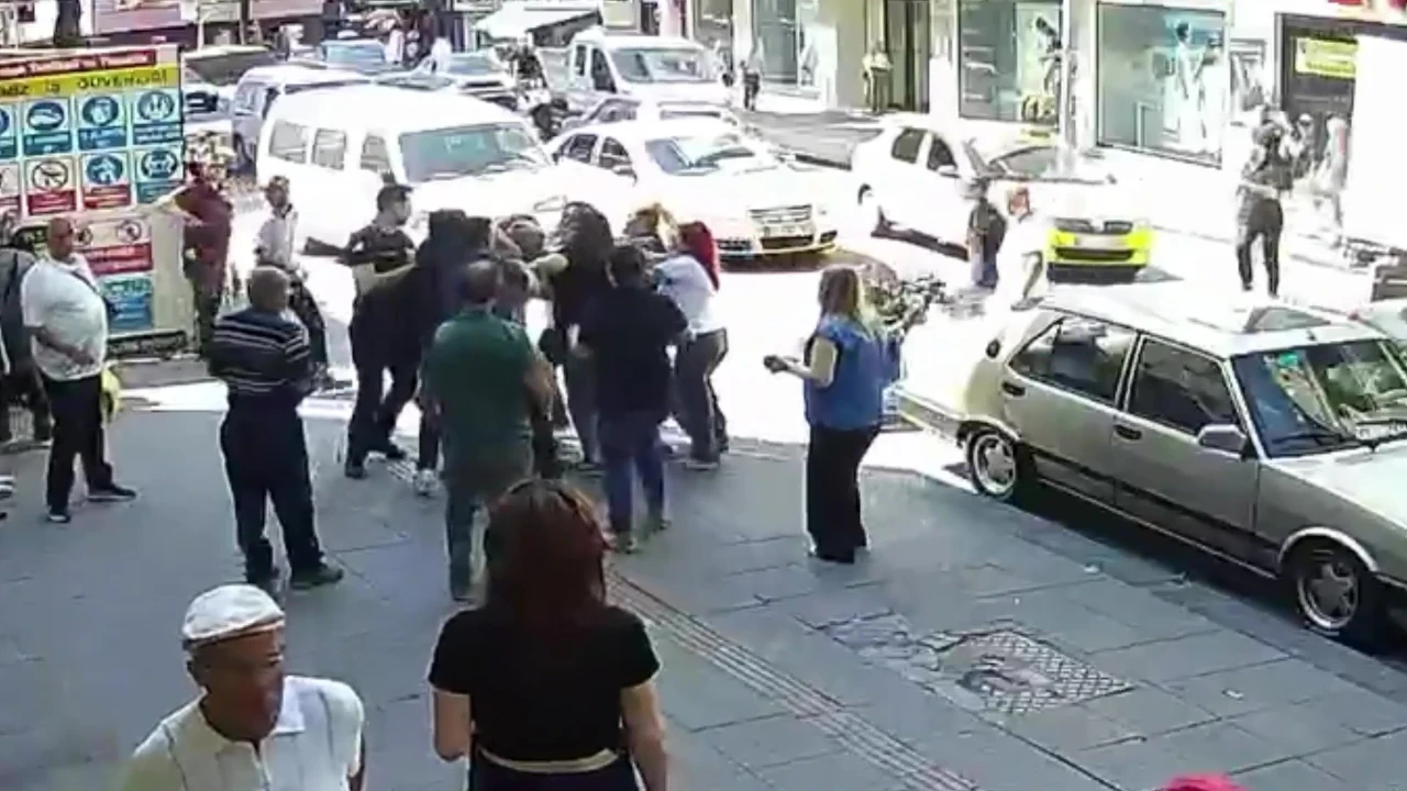 Trafik kavgasında kadını dövdü, markete saklandı