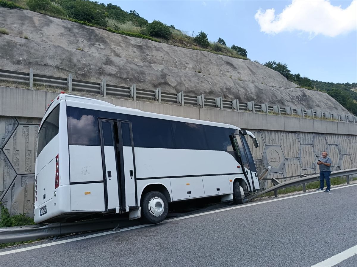 Bilecik'te tıra çarpan midibüsteki 12 kişi yaralandı