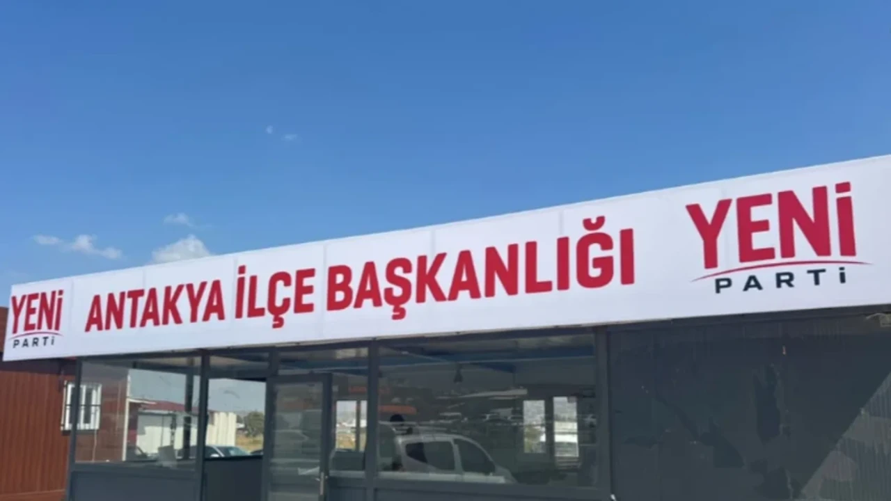 Yeni Parti'nin ilk tabelası asıldı: Hatay Antakya'da konteynerdan ilçe başkanlığı