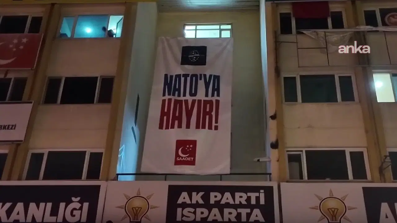 Isparta'da Saadet Partililerce asılan NATO'ya Hayır pankartı ipleri kesilerek indirildi