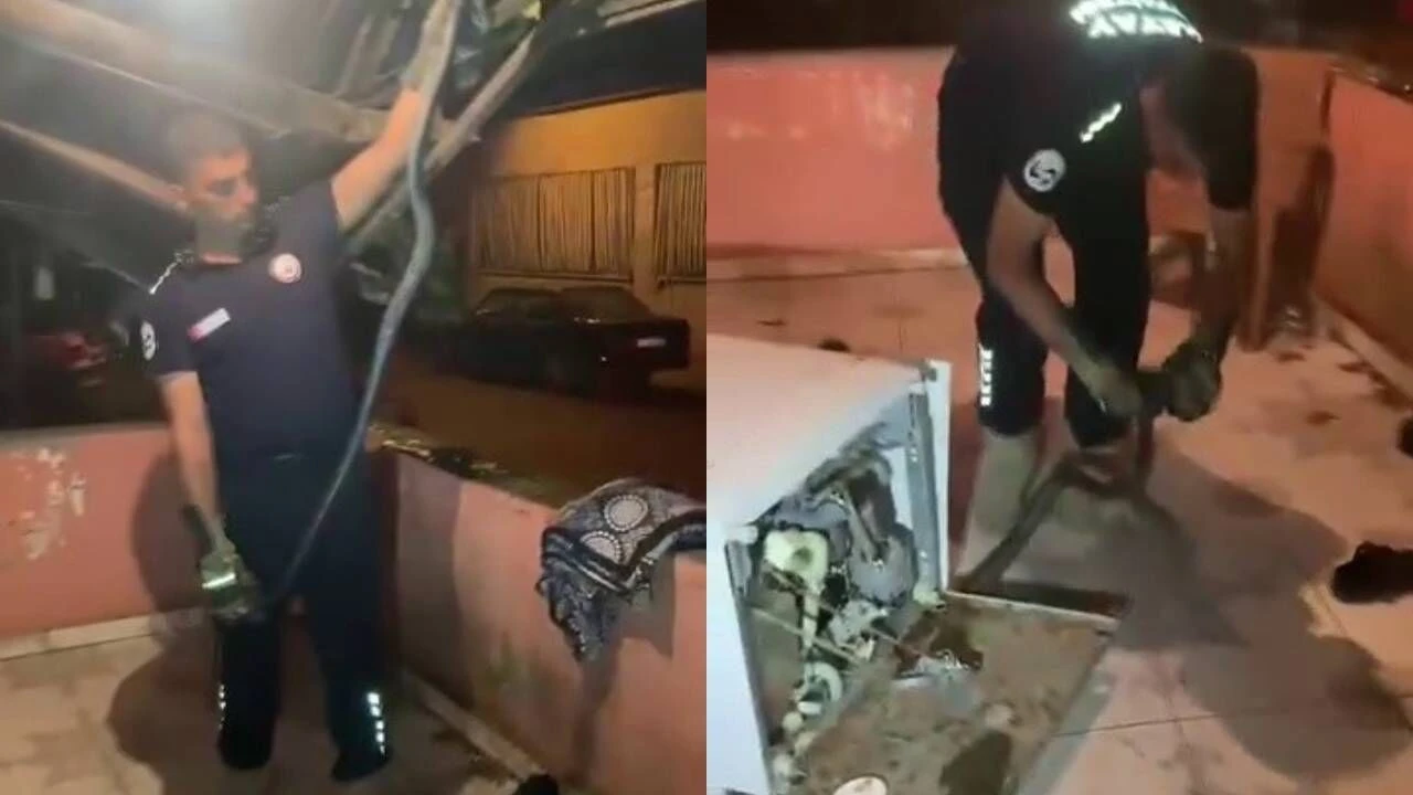 Hatay Dörtyol'da bir evin bulaşık makinesine giren 2 metrelik karayılanı itfaiye ekipleri çıkardı