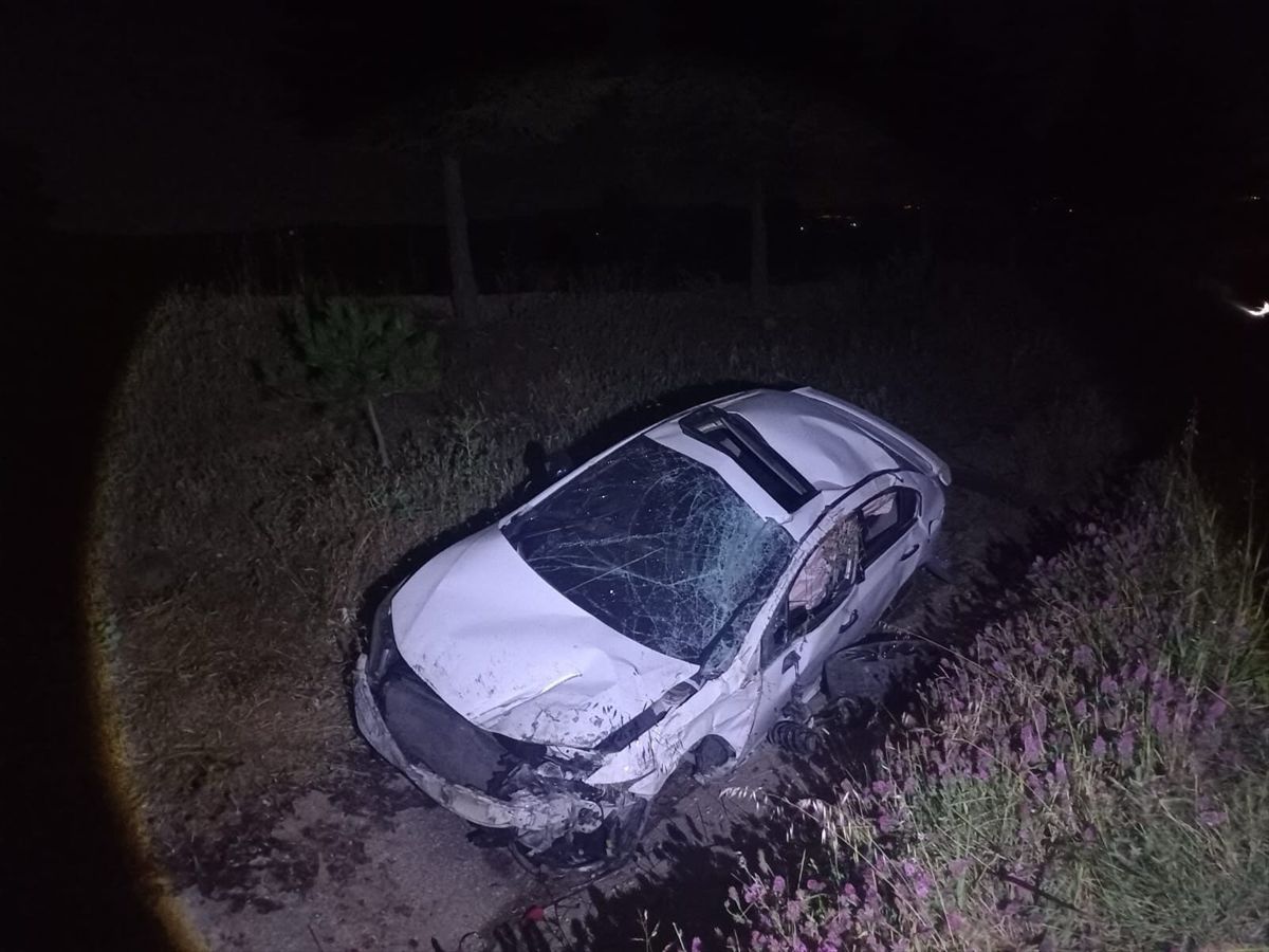 Bilecik'te otomobilin su kanalına devrildiği kazada 2 kişi yaralandı