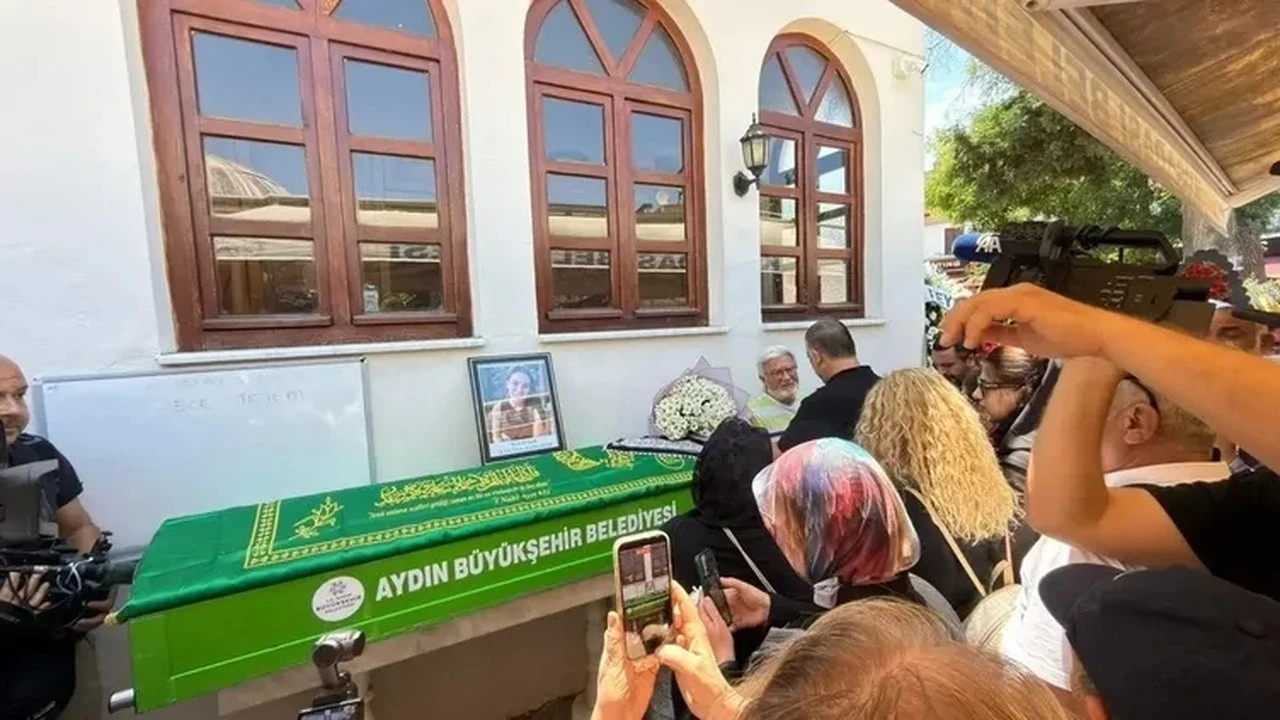 Ece İrtem'in cenazesinde tepki çeken görüntü! Deniz Seki ateş püskürdü