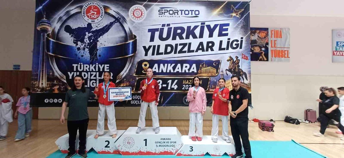 Sivaslı karateciler Ankara'dan madalyalarla döndü
