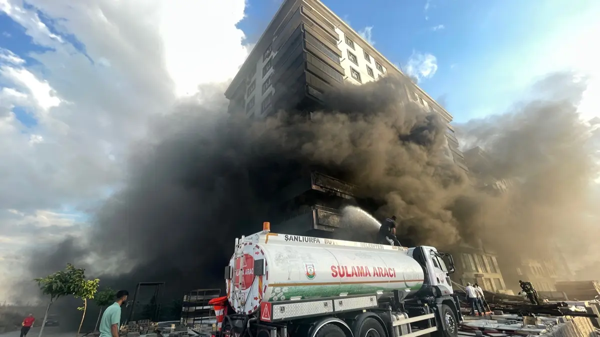 Şanlıurfa'da can pazarı: İş yerinde çıkan yangın apartmanı yuttu