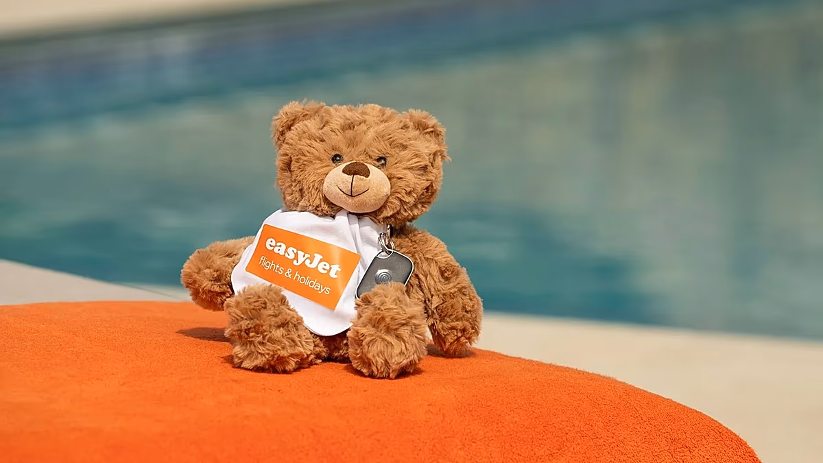 EasyJet, yaz tatilinde çocuklu ailelere ücretsiz Teddy Tracker dağıttı