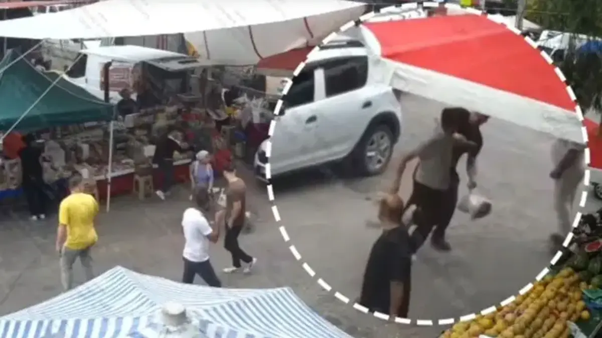 İzmir'de pazar yeri karıştı! Zabıta ekiplerine bıçak ve kasayla saldırdı