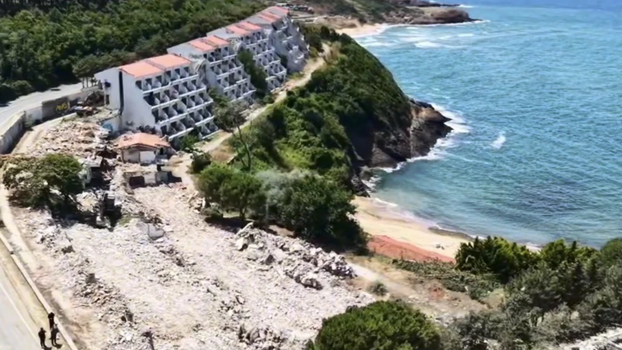 Riva'da Talan Edilen 186 Odalı Otelde 9 Yıl Sonra Yıkım Başladı: Milli Takım Kampı Tarihe Karışıyor