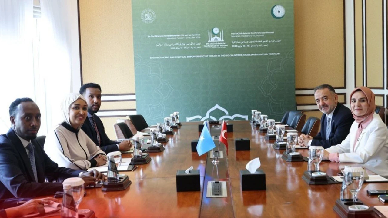 Bakan Göktaş, Filistin ve Somalili bakanlar ile İİT temsilcileriyle bir araya geldi