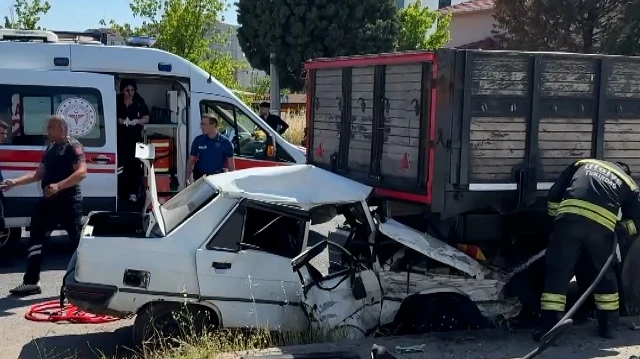 Çorlu'da kaza yapan araç kamyonun altına girdi