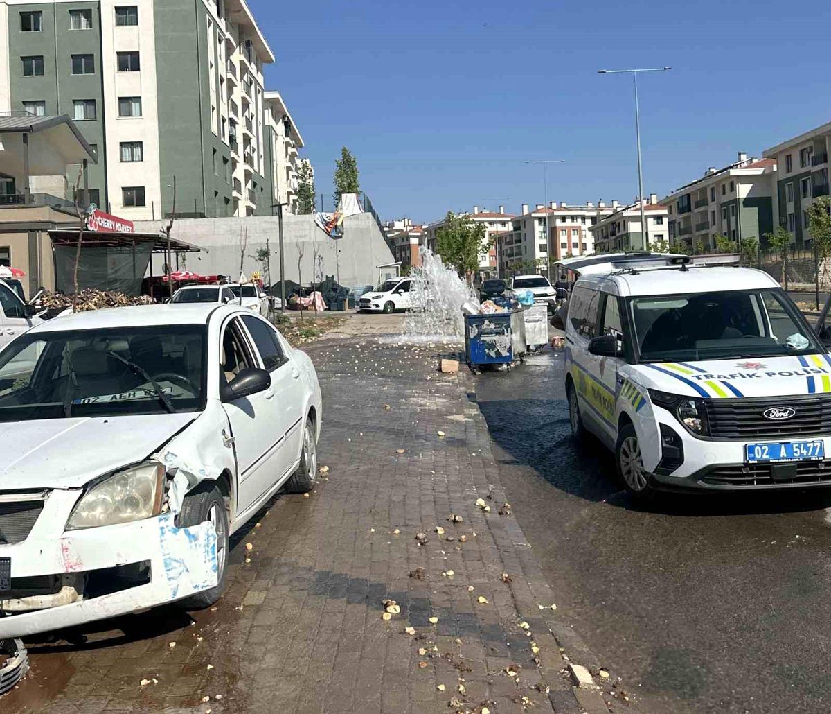 Otomobil yer üstü yangın hidrantını devirip geçti