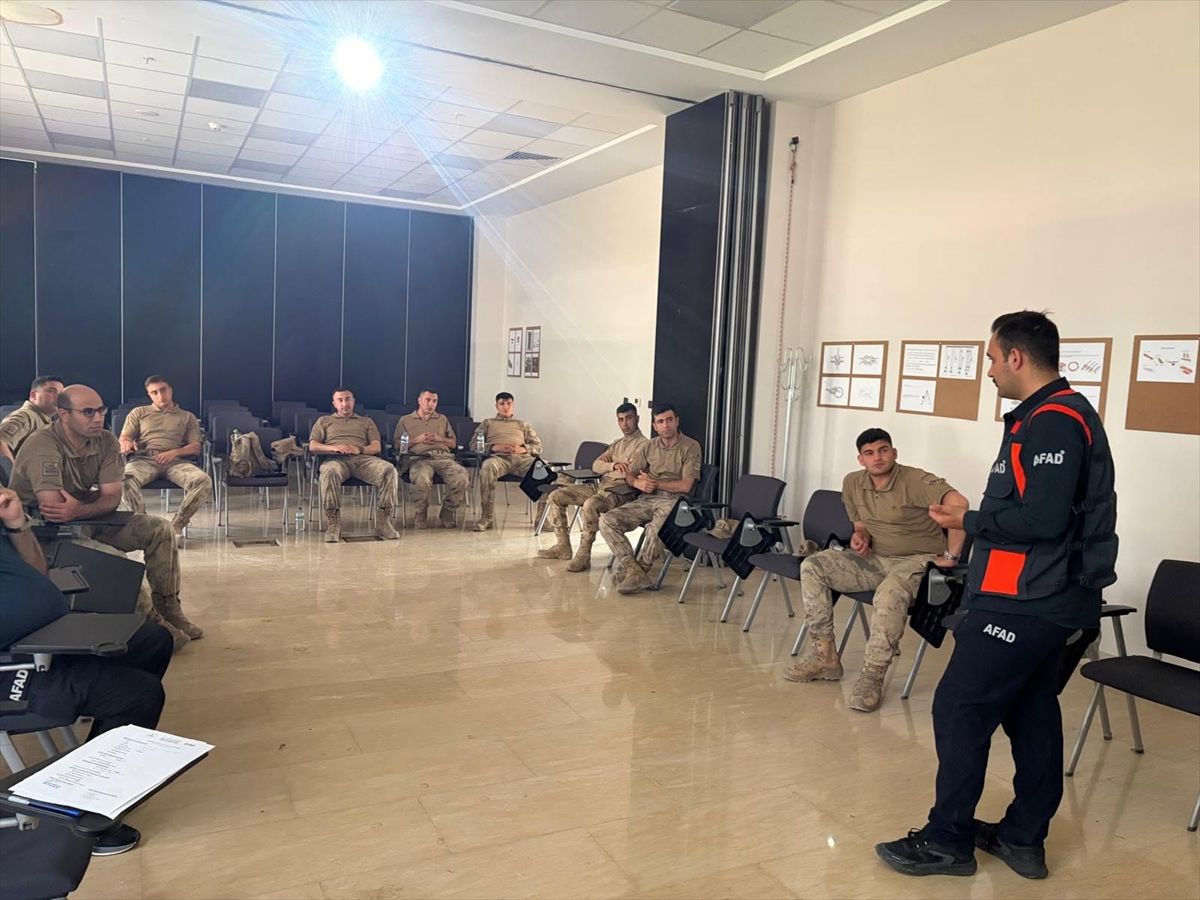 İslahiye'de jandarma personeline enkazda arama ve kurtarma eğitimi verildi