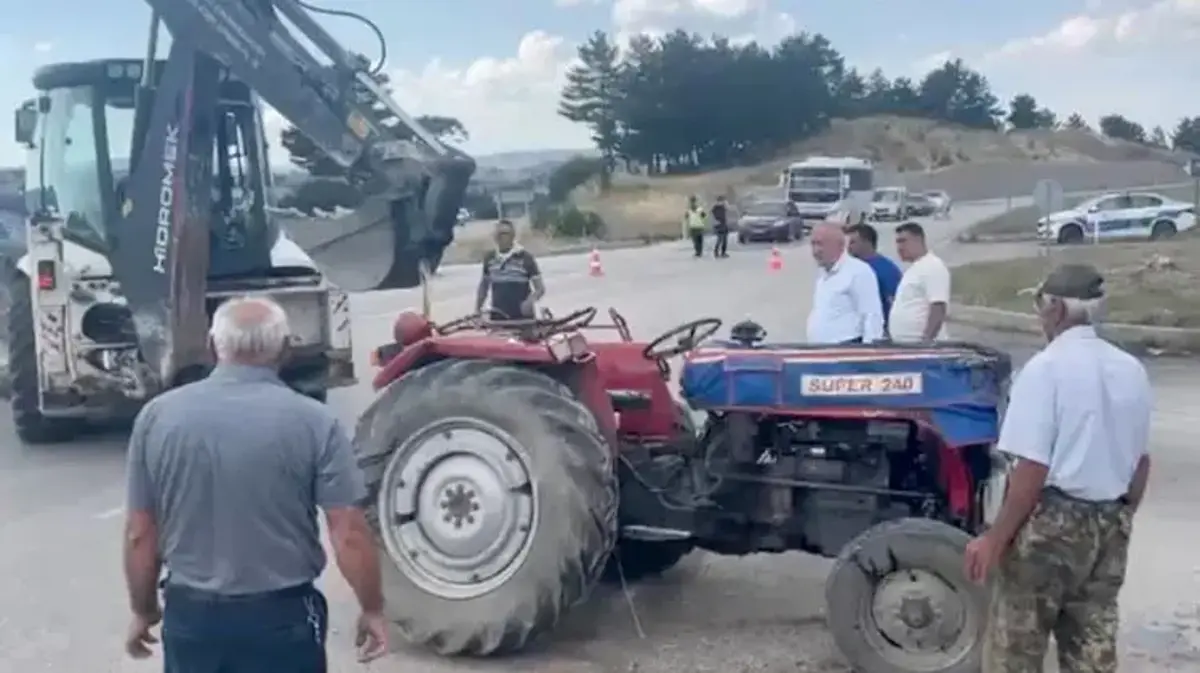 Tavşanlı'da otomobil ile traktör çarpıştı 3 kişi yaralandı
