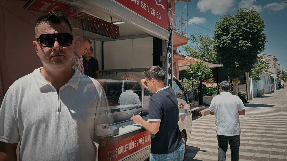 Eskişehir'de Sıra Dışı Boşanma Kutlaması: Cami Çıkışında Lokma Dağıttı | ESKİŞEHİR YEREL HABERLERİ