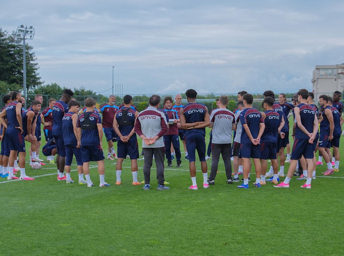 Trabzonspor, Mehmet Ali Yılmaz Tesisleri'nde akşam antrenmanı yaptı