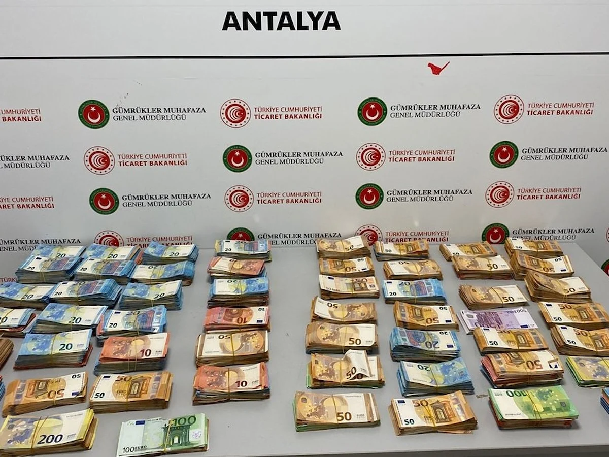 Antalya Havalimanı'nda bebek bezinden 381 bin euro çıktı