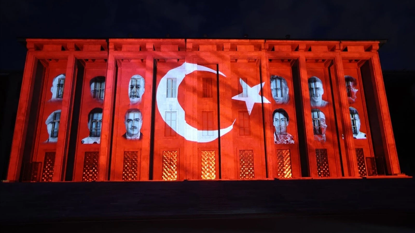 TBMM binasına 15 Temmuz'un 10'uncu yılında şehitlerin fotoğrafı yansıtıldı
