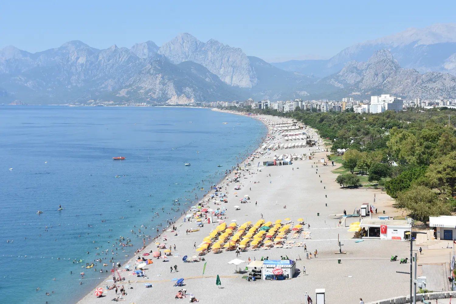 Termometreler 38 dereceyi gösterdi: Sıcak havadan bunalanlar sahillere akın etti