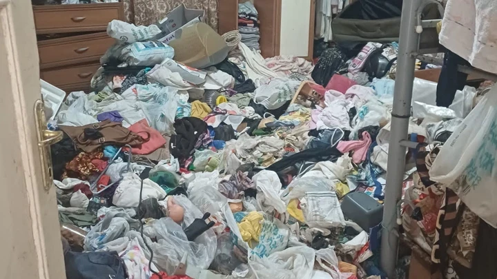Ataşehir'de kötü koku ihbarı 'çöp evi' ortaya çıkardı! 'Her odadan birer kamyon çöp çıktı'